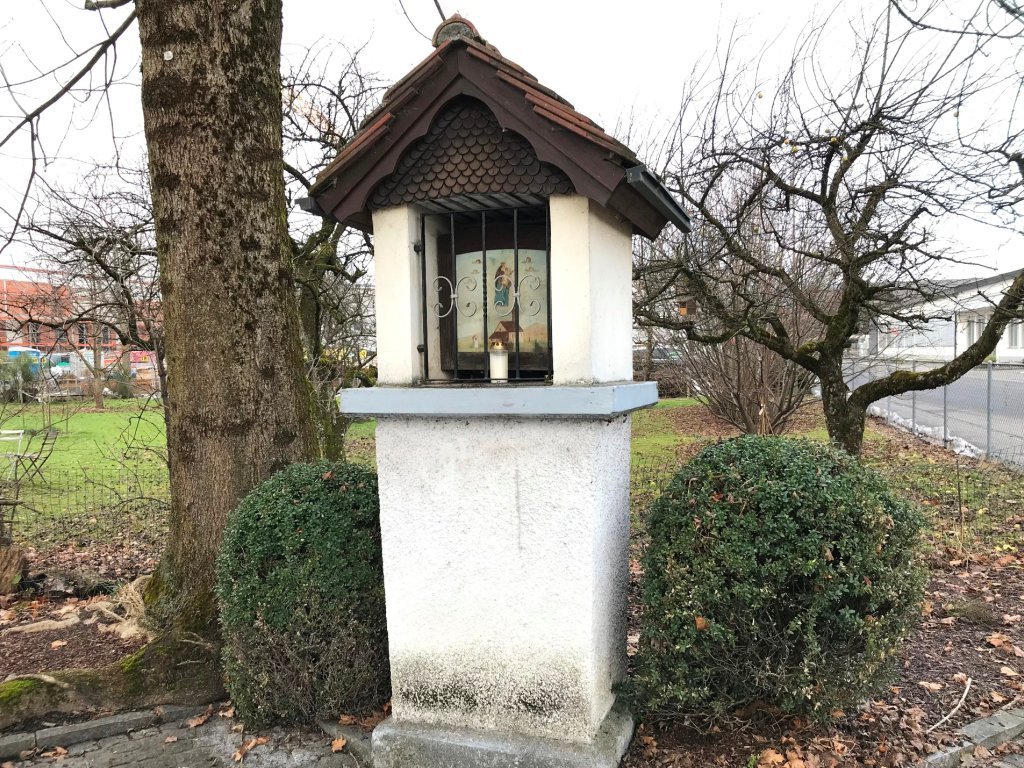 Loretokapelle, Lustenau, Bildstock Vorplatz