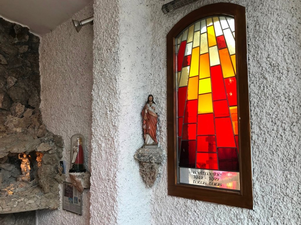 Lourdeskapelle, Lustenau, Glasfenster