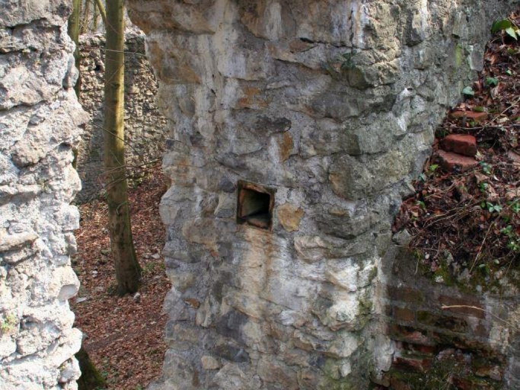 Altes Burgtor mit Loch für Schubbalken (zum Verschließen des Tores) und Kaminrest