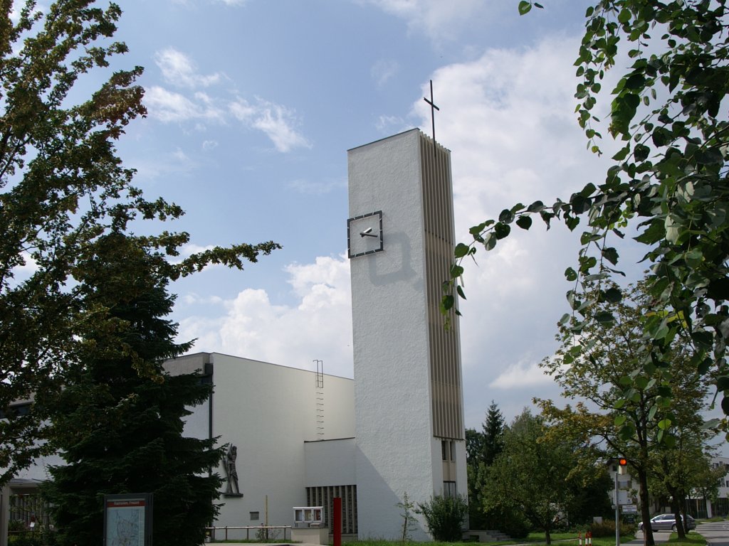 Katholische Pfarrkirche Heiliger Christoph mit angebautem Pfarrheim 2